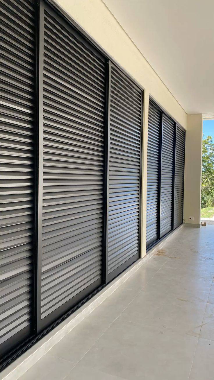 Venezianas de alumínio em varanda alinhadas à fachada