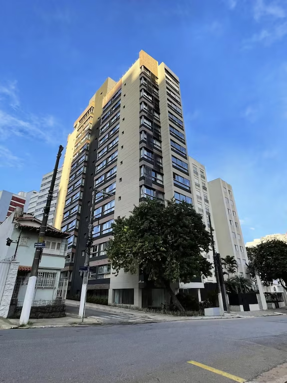 Edifício residencial Cozzy Paraíso com fachada vertical em alumínio e vidro